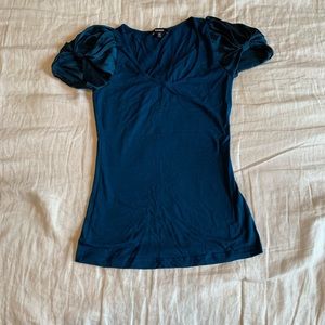 Express detailed sleeve shirt